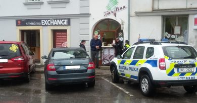 Městská policie města Vrchlabí ignoruje pravidla silničního provozu, botičkuje auta na volných parkovištích